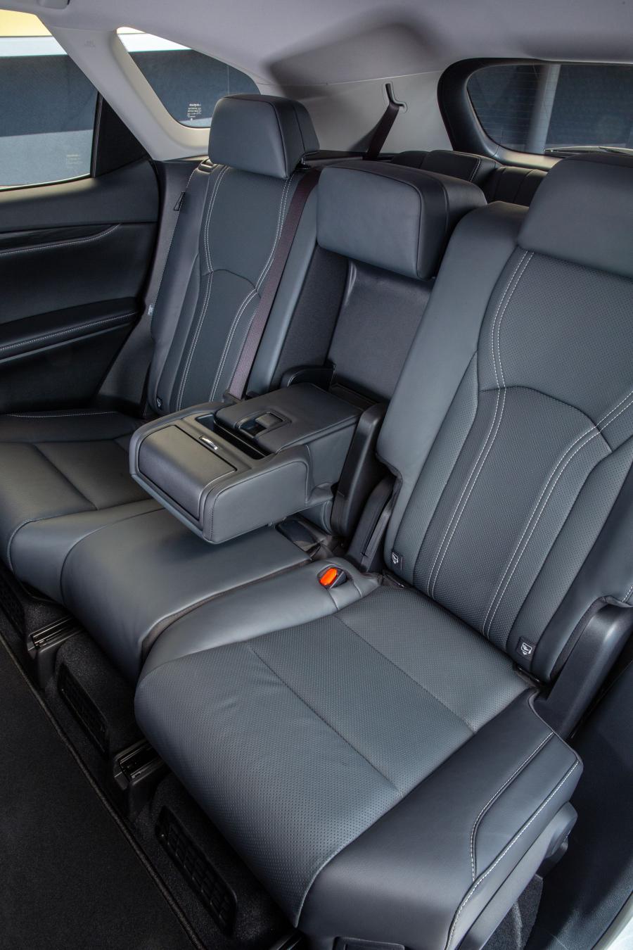 Интерьер Lexus RX450hL 2018 года  (UK) (фото 38 из 38)